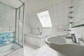 Vollbad mit sep. Dusche - 