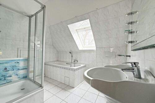 Vollbad mit sep. Dusche - 