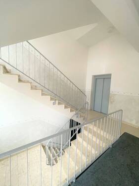 Geräumiges Treppenhaus - 