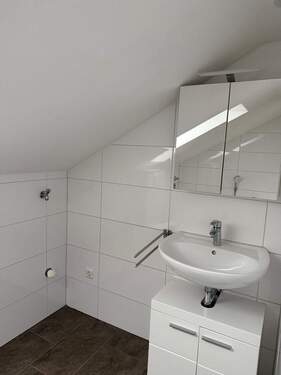 Waschbecken, Spiegelschrank und Unterschrank - 