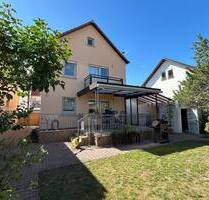 :: Gepflegtes Einfamilienhaus mit Garten, Wellnessbereich & Ausbaureserve (H 548):: - Lampertheim