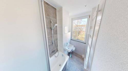 Bad mit Wanne - NEU saniert - Duschaufsatz aus Echtglas - Deckenspots - 7m² großer Balkon