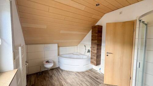 Tageslichtbad mit Wanne und Dusche - 