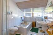 Bad mit Wanne u. Dusche - 