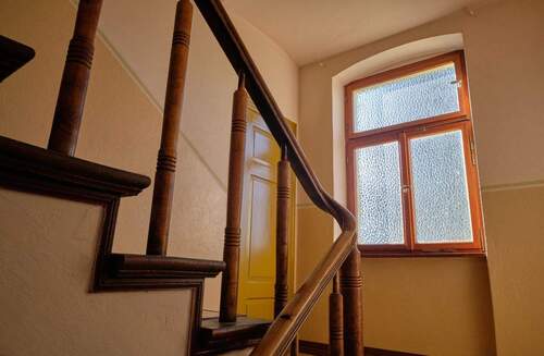 Blick in das gepflegte Treppenhaus - 2 Zimmer Etagenwohnung zur Miete in Brandenburg an der Havel