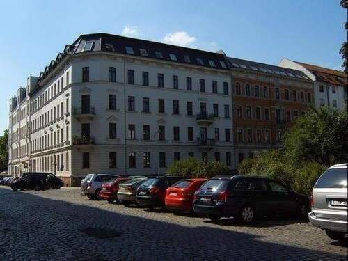 Hausansicht mit Körnerplatz - 1 Zimmer Etagenwohnung zur Miete in Leipzig