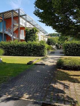 Außenanlage (2) - Helle 3-Zimmer-Wohnung mit Balkon in Steinen