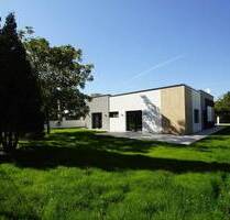 Halle-Dölau: Bezugsfertiger Einfamilienhaus-Bungalow auf 5.800 qm Grundstück, ruhige Randlage, mit Vollausstattung - Halle (Saale)-Dölau