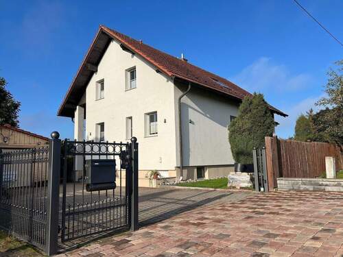 Ansicht Straßenseite - PROVISIONSFREI - Hochwertiges EFH mit großem Carport Fußbodenheizung über 3 Etagen