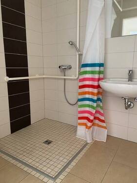 Bad mit Dusche - 