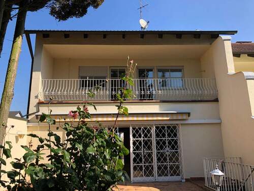 Hausansicht mit Terrasse - Doppelhaushälfte in 86633 Neuburg zu verkaufen - Immobilien Baumeister seit 1971 in Neuburg