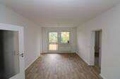 Wohnzimmer - 1. Sahne...günstige 3-RW mit Wanne u. Balkon!!!