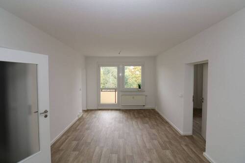 Wohnzimmer - 1. Sahne...günstige 3-RW mit Wanne u. Balkon!!!