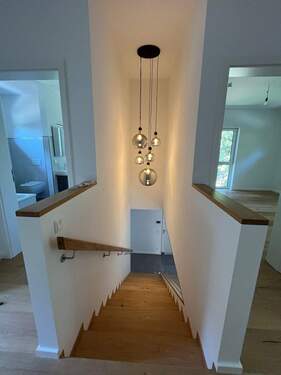 modernes Treppenhaus - 5 Zimmer Einfamilienhaus zur Miete in Schwerin