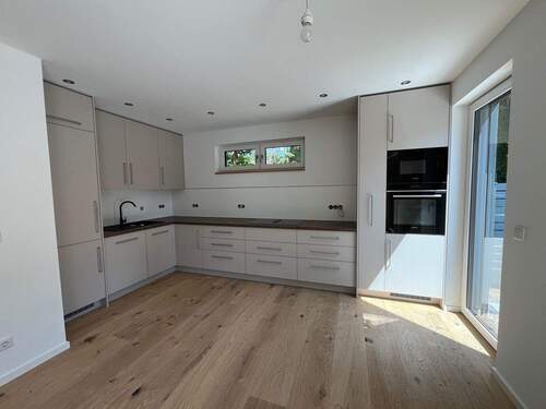 Vom Tischler angefertigte Einbauküche mit hochwertigen Geräten - Einfamilienhaus mit 139,00 m² in Schwerin zur Miete