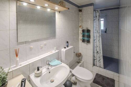 Badezimmer mit Dusche EG - 