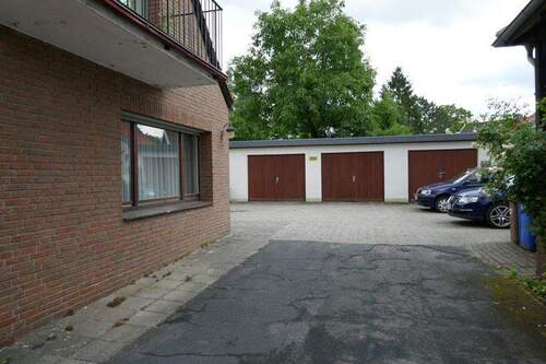 Innenhof mit Garagen - 