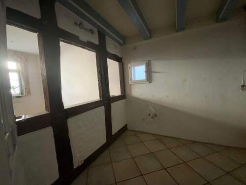 Wohnküche mit offenen Balken zum Essplatz - 