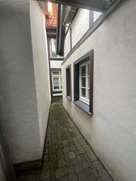 Gang hinter dem Haus - 
