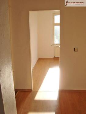 Flur - Blick in Zimmer - 4 Zimmer Etagenwohnung zur Miete in Hof