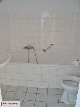 Bad mit Wanne - 4 Zimmer Etagenwohnung in Hof