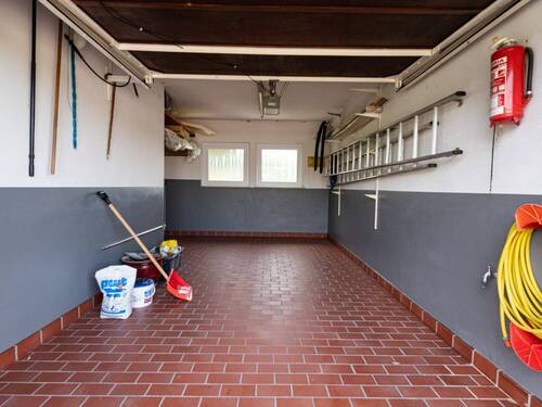 großzügige garage mit elt.-tor - 