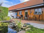 Terrasse mit Gartenteich & elektrischer Markise - 