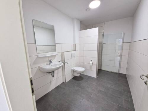 Bad mit ebenerdiger Dusche - 