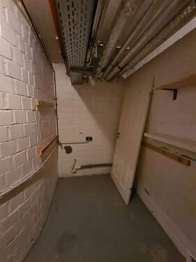 Kellerraum in der Wohnung, Bild 2, Waschma. anschl - 