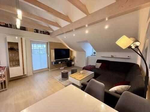 Wohnzimmer Sichtdachstuhl - Modernisierte 2-Zimmer Wohnung in gepflegtem Mehrfamilienhaus