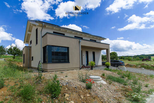 Aussenansicht Front - Exklusives Wohnen! Viel Platz in ruhiger Lage mit Garten in modernster KfW55 Bauweise!
