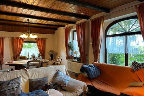 Wohn- und Esszimmer mit Kaminofen - 