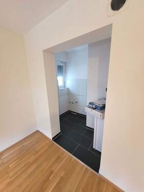 Blick zur Küche - 2 Zimmer Etagenwohnung in Stuttgart