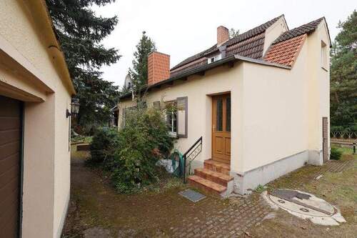 Rückfront Toreinfahrt Garage - 3 Zimmer Einfamilienhaus in Britz
