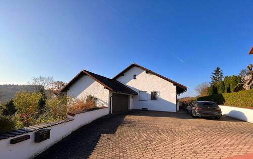 Einfahrt mit Garage - 5 Zimmer Einfamilienhaus zum Kaufen in Altdorf bei Nürnberg
