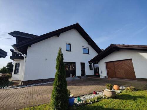 Hausansicht - 9 Zimmer Einfamilienhaus zum Kaufen in Altenkirchen VG