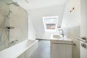 Bad mit Duschwanne - 
