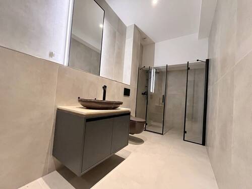 Badezimmer - Modern & Exklusiv: Aufzug, Fußbodenheizung & Einbauküche