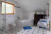 Tageslicht-Wannenbad mit Dusche - 