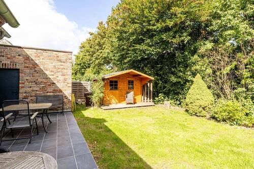 Gartenhaus und Zugang zur Garage - 