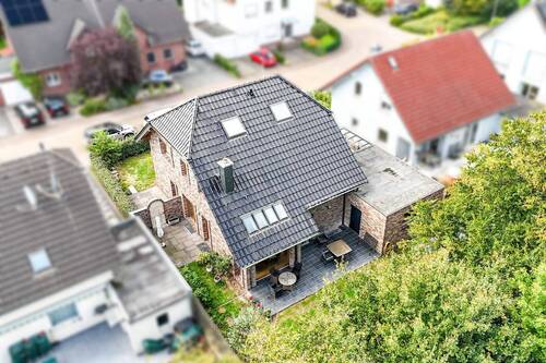 rückwärtige Aufsicht auf Grundstück und Garten - 