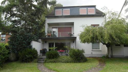 Rückseite.JPG - Freistehendes gepflegtes Dreiparteienhaus schöner Garten und Garage - Wohnung im Erdgeschoss bezugsfrei - beliebter Wohnort Köln Weiß