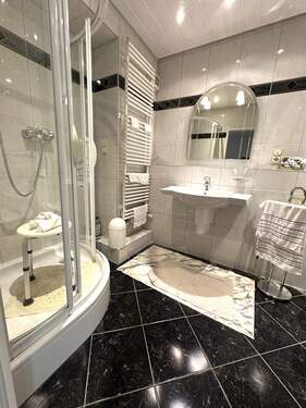 modernes Badezimmer - 