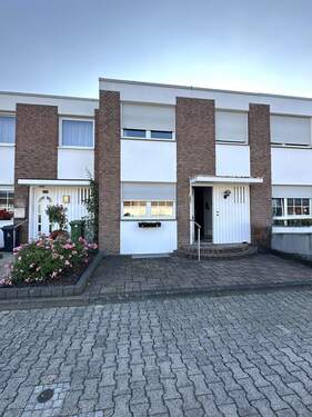 Straßenansicht - 4 Zimmer Reihenmittelhaus zum Kaufen in Düren