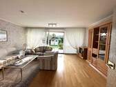 großes und sonniges Wohnzimmer - 