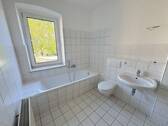 Badezimmer mit Badewanne, Fenster& Waschmaschinenanschluss - Etagenwohnung mit 48,00 m&sup2; in Brandenburg an der Havel zur Miete