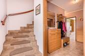 Eingangsbereich mit Treppenhaus - 6 Zimmer Einfamilienhaus zum Kaufen in Berlin
