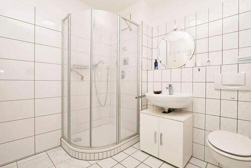 Zeitlos elegantes Bad mit extra flacher Dusche - 
