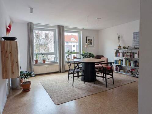 Wohnzimmer - 3-Zi-Wohnung mit Küche, Balkon und TG Stellplatz *provisionsfrei*