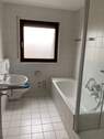 Ansicht Tageslichtbad mit Badewanne und Dusche - 